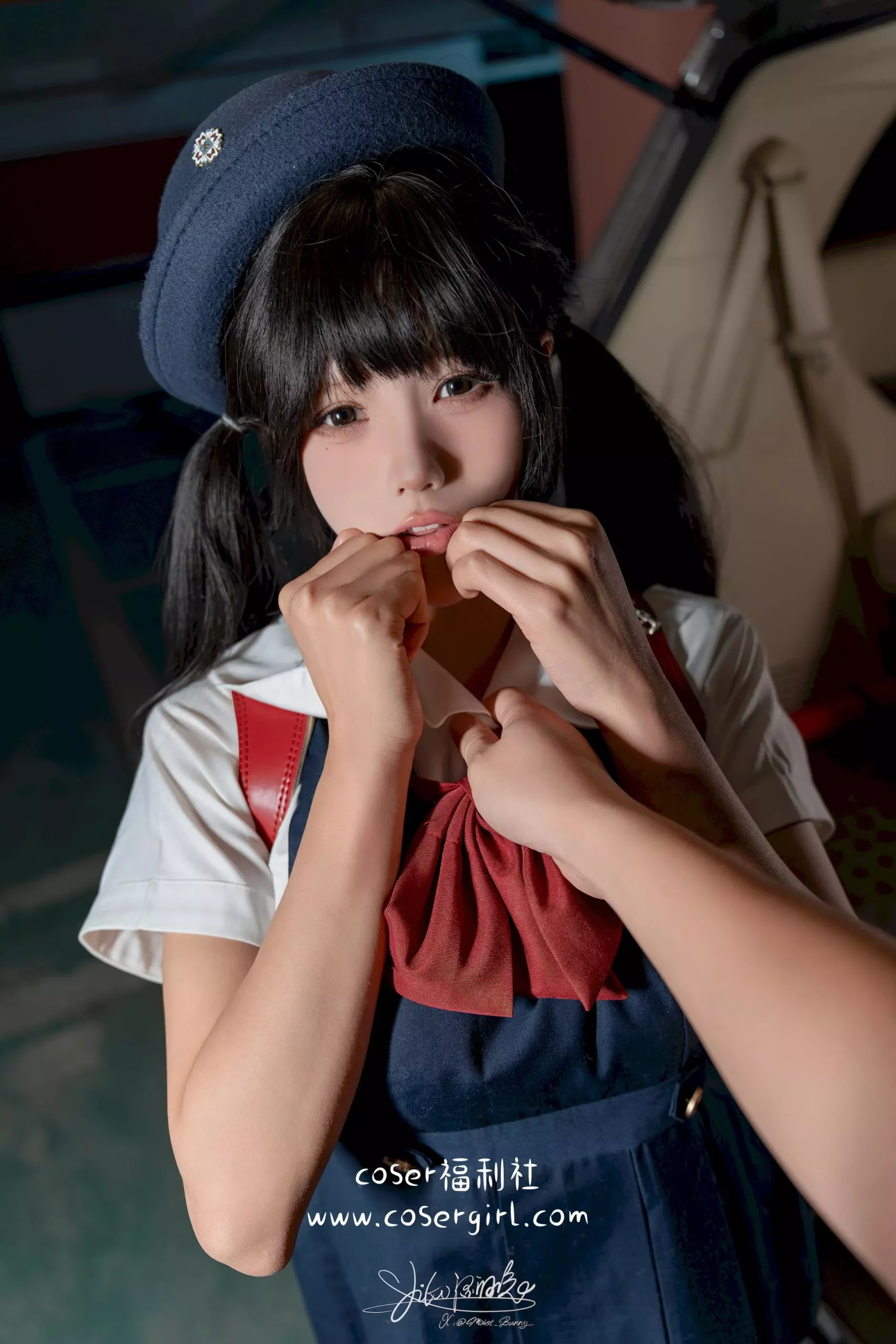 图片[2]-禁忌之美：Yiko湿润兔水手服写真，车内捆绑的诱惑与挣扎 - coser福利社写真图片在线观看-coser福利社