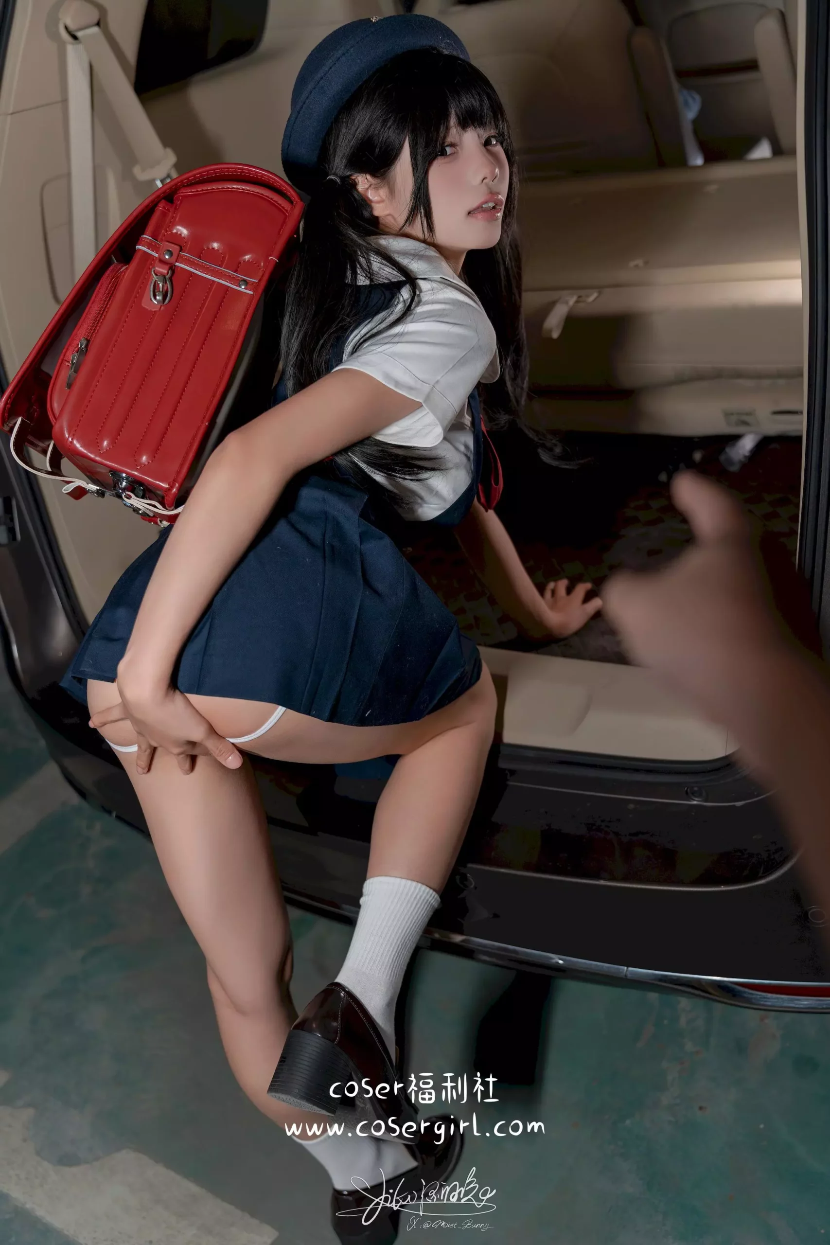 图片[3]-禁忌之美：Yiko湿润兔水手服写真，车内捆绑的诱惑与挣扎 - coser福利社写真图片在线观看-coser福利社